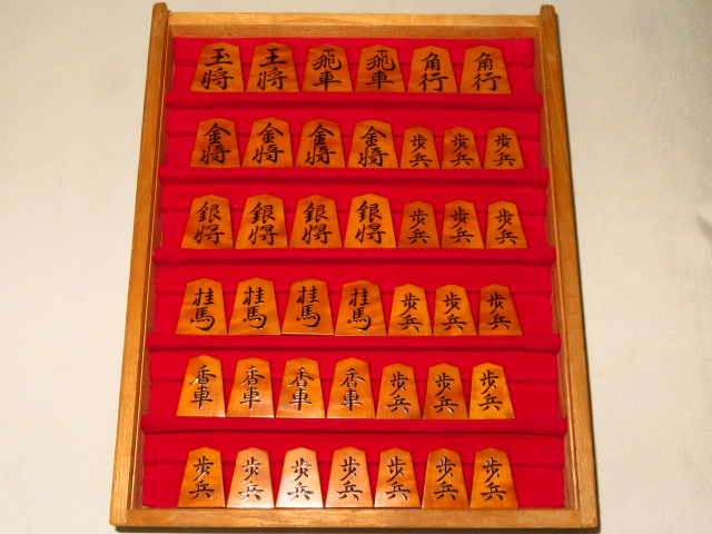 静山作鵞堂島黄楊赤杢盛上将棋駒/展示用平箱付 使用品(K703 静山作鵞堂島黄楊赤杢盛上将棋駒/展示用平箱付 使用品(K703